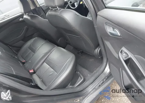 2016 Ford Focus Se z USA, uszkodzony, nr VIN 1FADP3F23GL275187